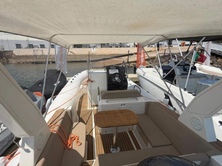 Hire RIB Capelli with a boat licence