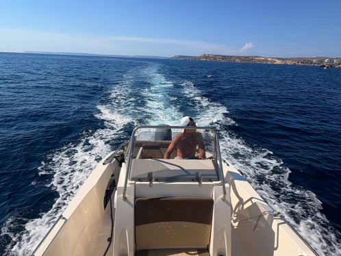Hire Motorboat Nireus with a boat licence