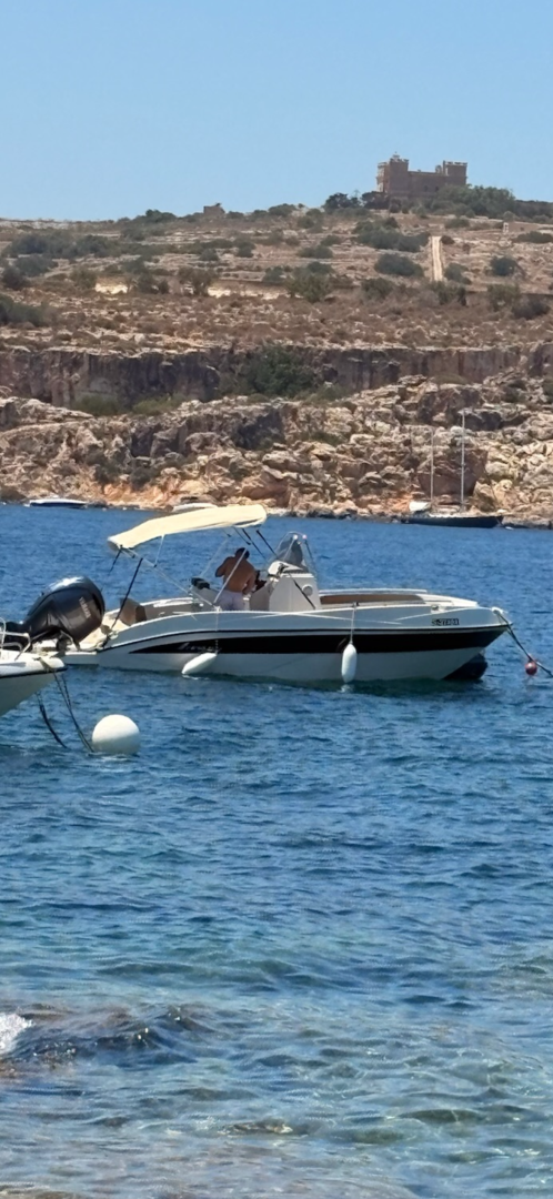 Motorboat to hire Saint Paul's Bay at the best price