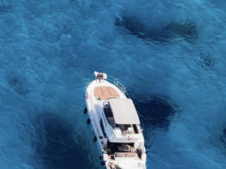 Luxury Yacht to hire Golfe-Juan at the best price
