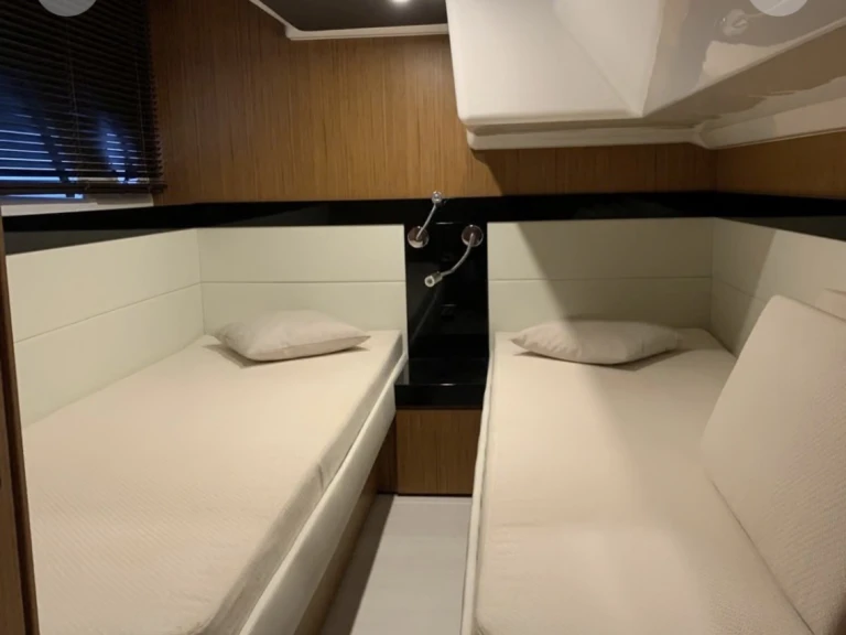 Charter a Bavaria Virtess 420 Fly in Golfe-Juan on Samboat