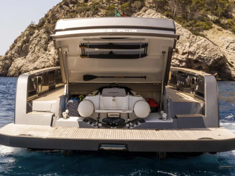 Hire Motorboat Pardo Yachts with a boat licence