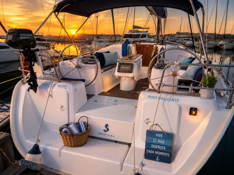 Charter a Bénéteau Cyclades 43.3 in Port of Alicante on Samboat