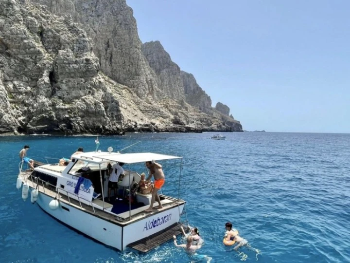Hire Motorboat Chris Craft with a boat licence