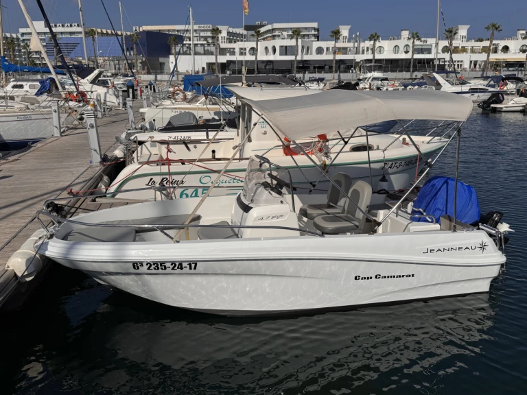 Motorboat hire in Alicante - Jeanneau Cap Camarat 4.7 CC Style