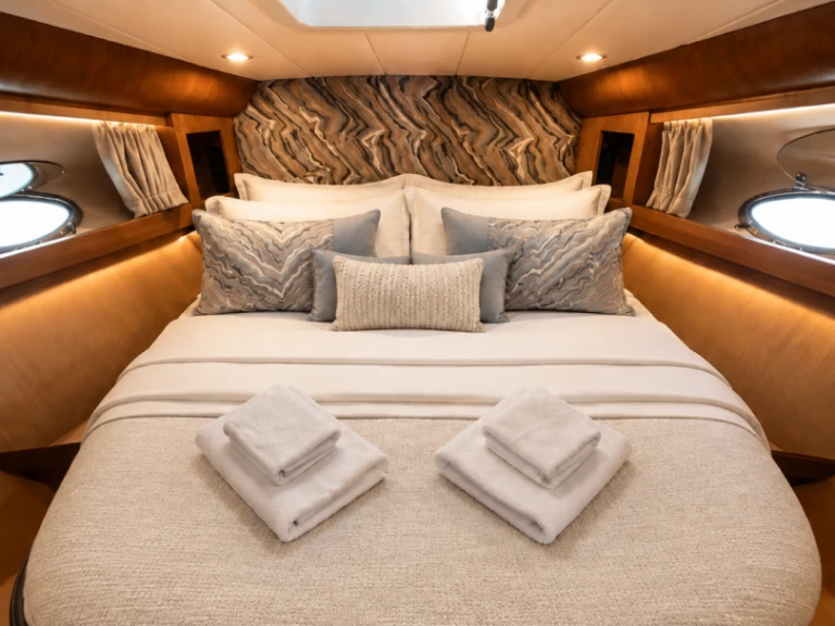 Hire Motorboat cherokee with a boat licence