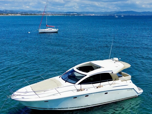 Charter a Jeanneau Prestige 38 S in Hyères on Samboat