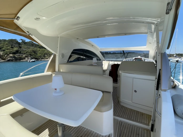 Hire Motorboat Jeanneau with a boat licence