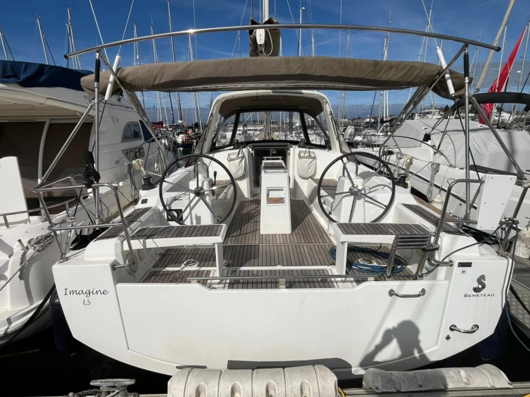 Charter a Bénéteau Oceanis 38.1 in Les Sables-d'Olonne on Samboat