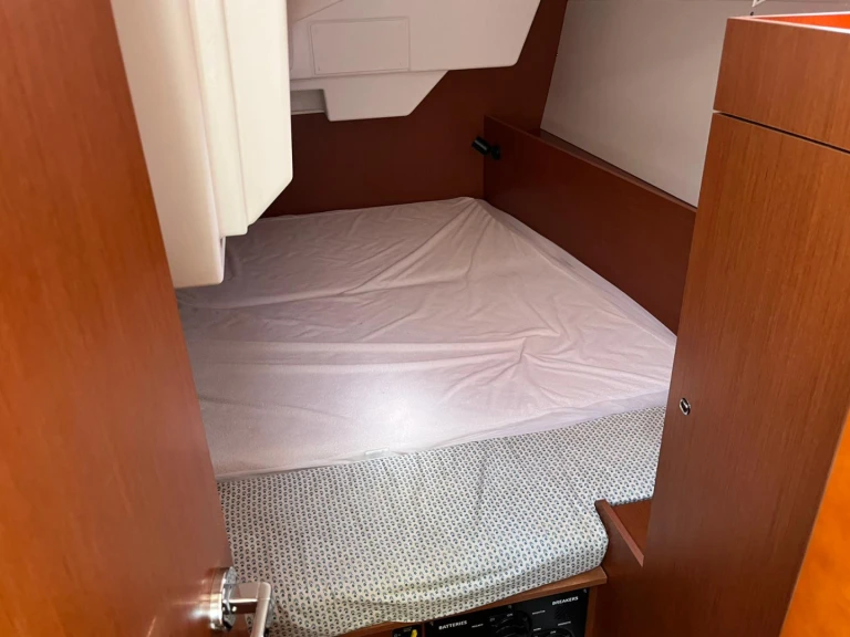 Hire Sailboat with or without skipper Bénéteau Les Sables-d'Olonne