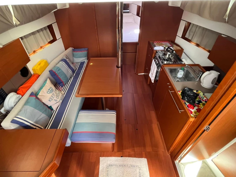 Hire Sailboat Bénéteau with a boat licence