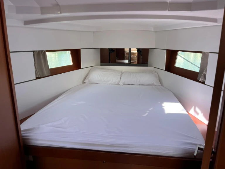 Yacht charter Les Sables-d'Olonne - Bénéteau Oceanis 38.1 on SamBoat