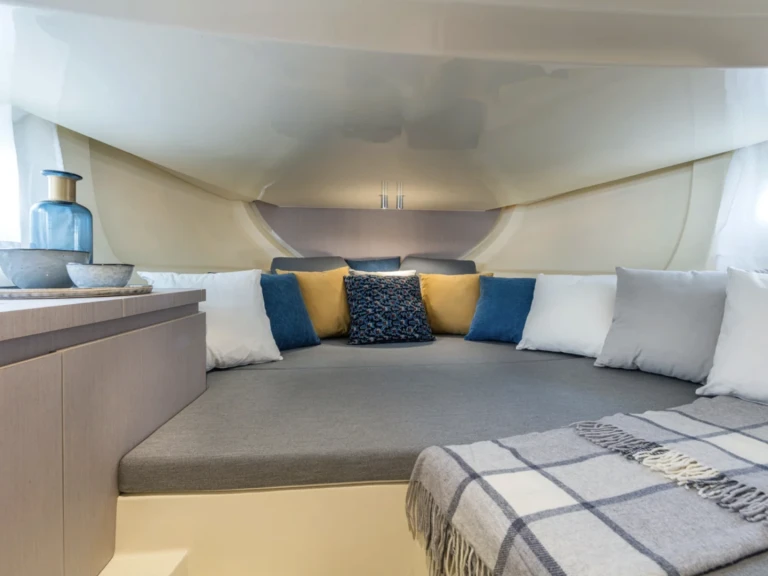Yacht hire Monaco cheap Invictus 280 CX