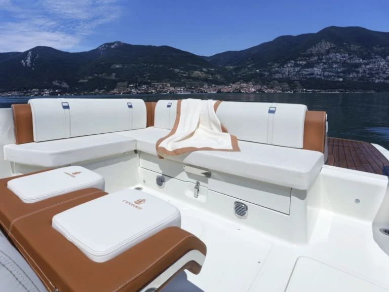 Charter a Invictus  Invictus 280 CX in Monaco on Samboat