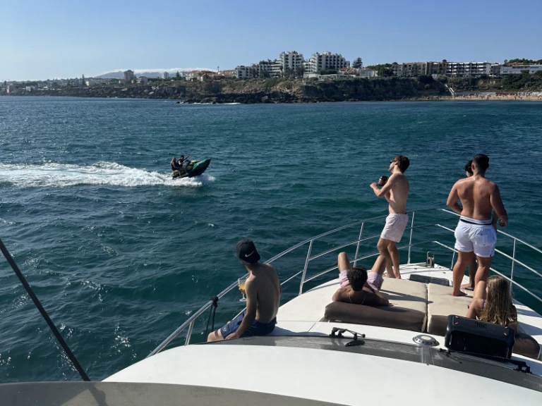 Hire a Azimut Azimut 52 Fly Lisbon