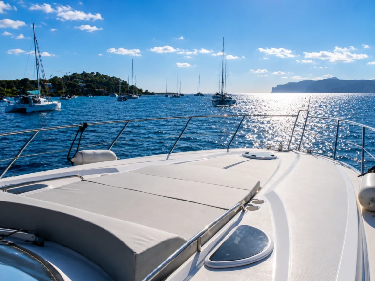Hire Luxury Yacht Sunseeker with a boat licence