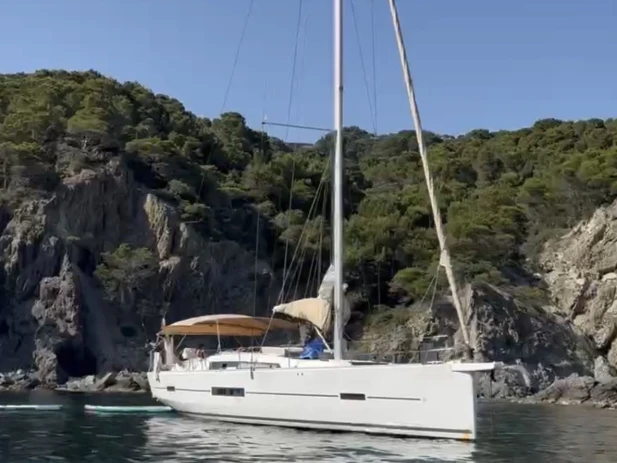 Charter a Dufour Dufour 520 Grand Large in La Seyne-sur-Mer on Samboat