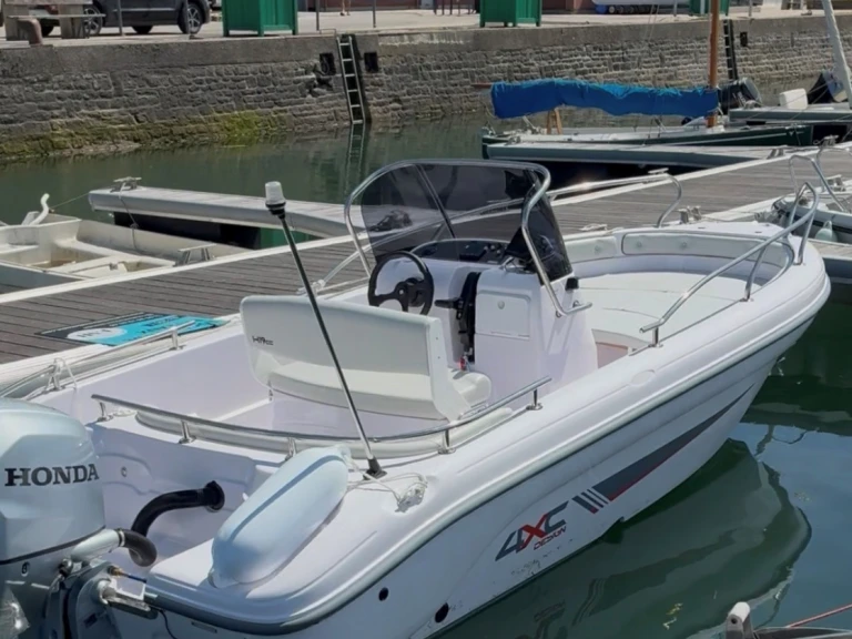 Hire Motorboat Ranieri with a boat licence