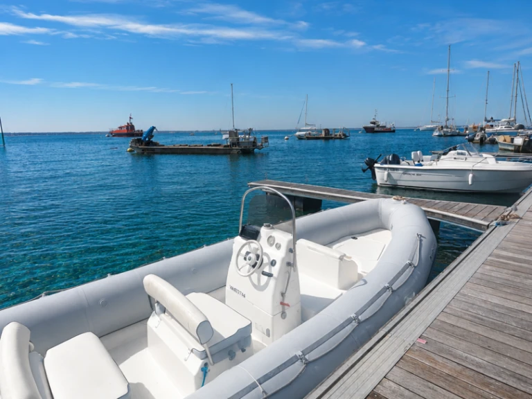 Hire RIB Bombard with a boat licence