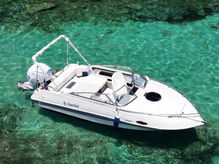 Hire Motorboat Four Winns with a boat licence