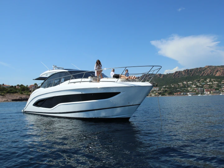 Charter a Princess Princess V55 in Saint-Raphaël on Samboat