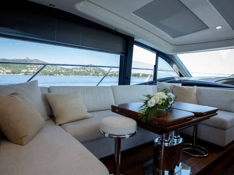 Yacht hire Saint-Raphaël cheap Princess V55