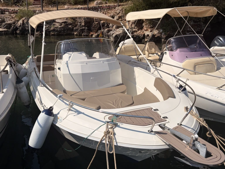 Hire Motorboat Pacific Craft with a boat licence