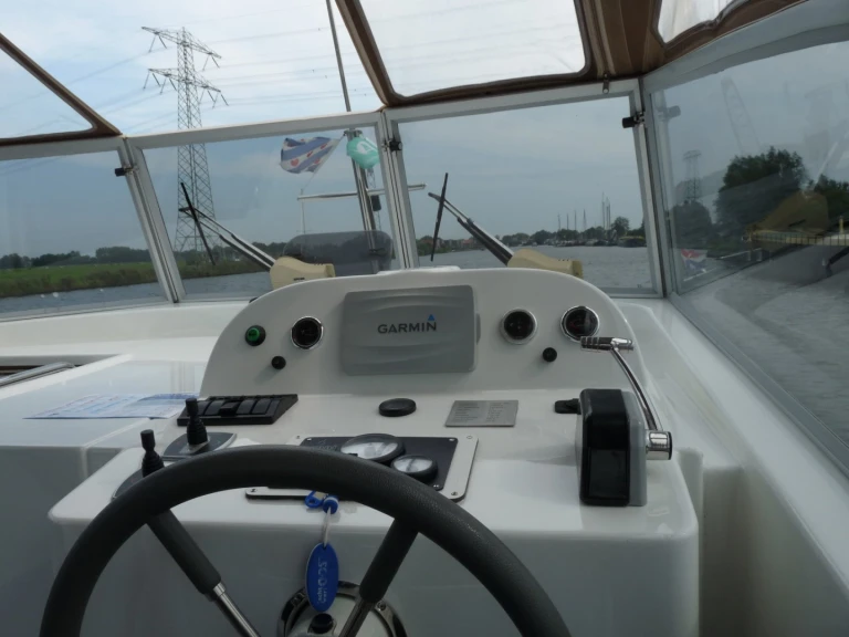 Hire Motorboat  with a boat licence