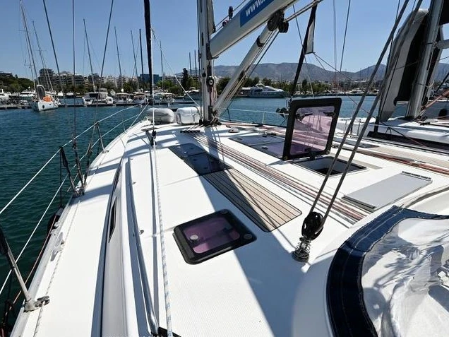 Hire a Bavaria Bavaria 50 Alimos