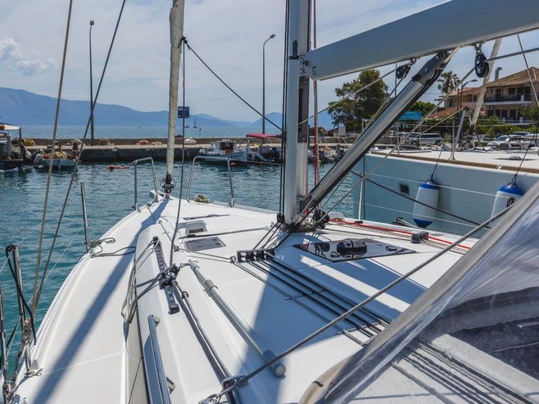 Yacht charter Nikiána - Bénéteau Oceanis 37.1 on SamBoat