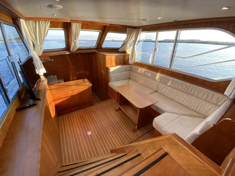 Hire Motorboat  with a boat licence
