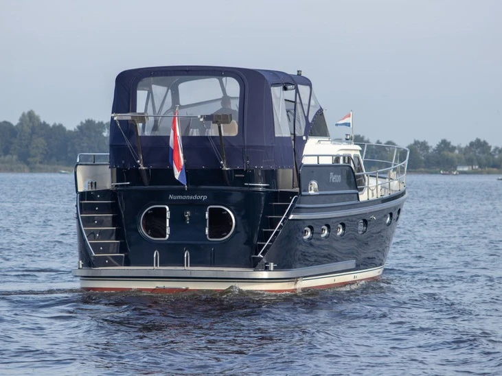 Motorboat to hire Akkrum at the best price