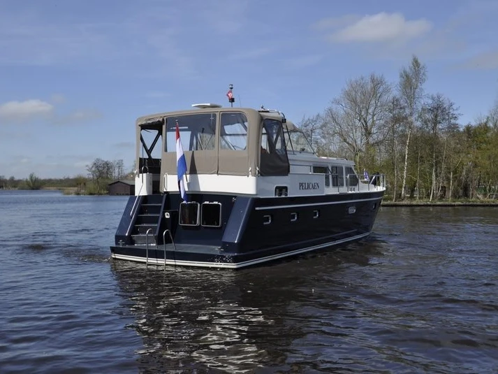 Hire Motorboat  with a boat licence