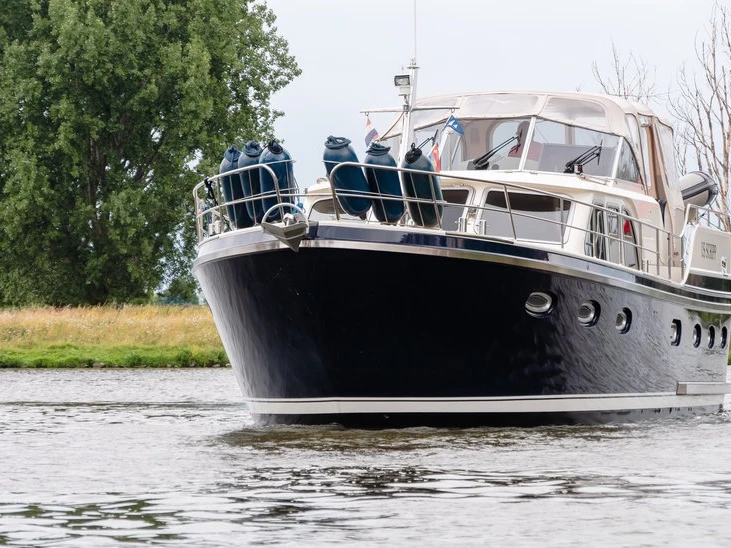 Hire a De Drait De Drait DeLuxe 42 Akkrum
