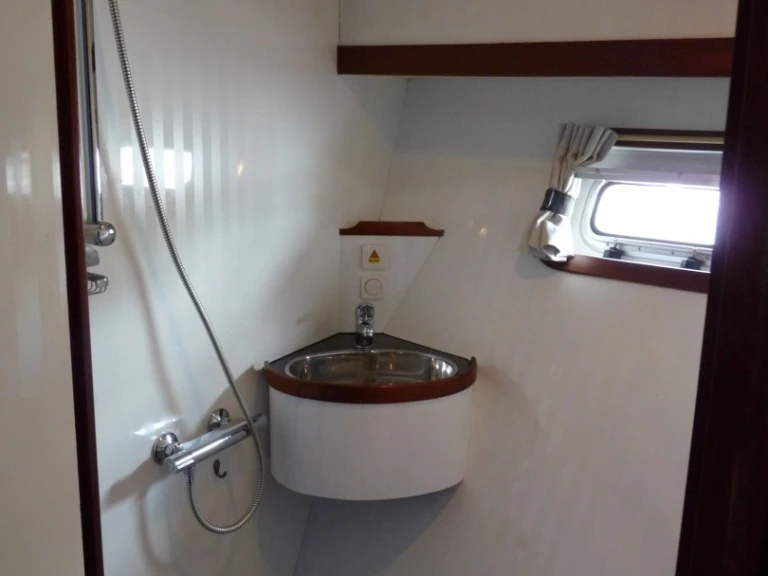 Yacht hire Akkrum cheap Nowee Novi 42
