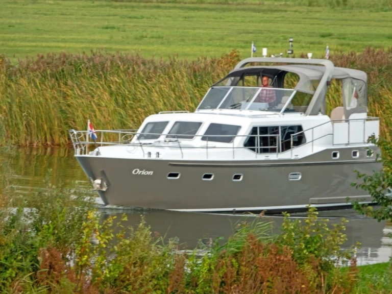 Hire Motorboat  with a boat licence