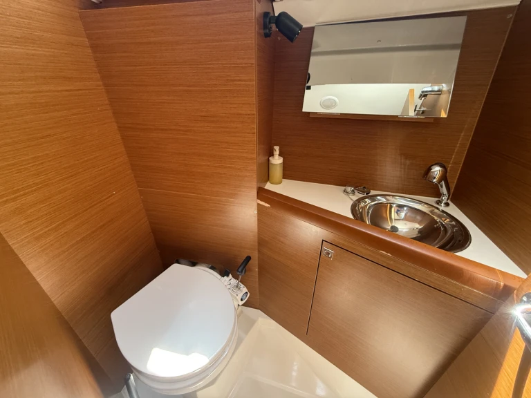 Hire Sailboat with or without skipper Jeanneau Pula