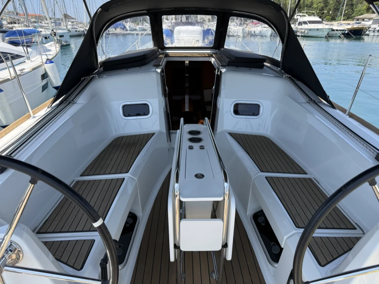 Hire Sailboat with or without skipper Jeanneau Pula