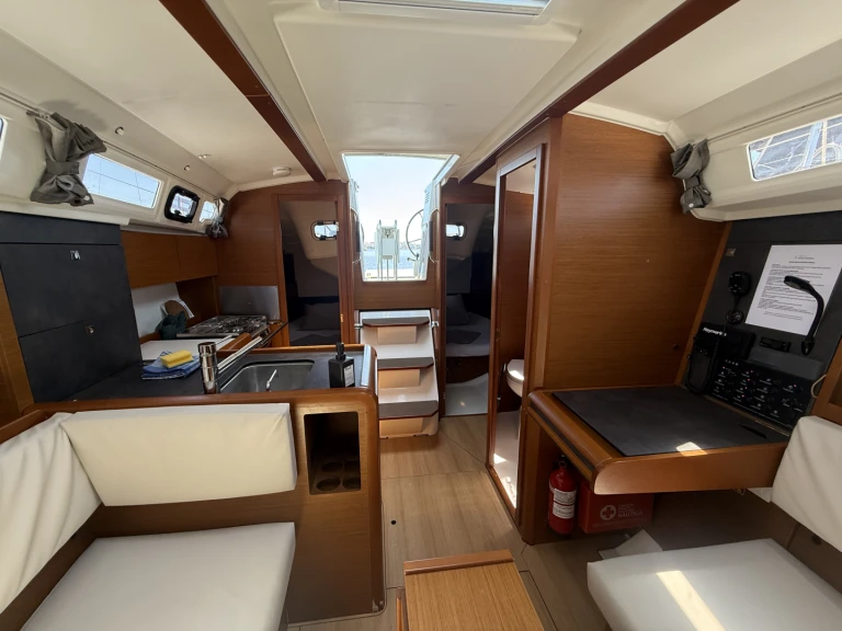 Hire Sailboat with or without skipper Jeanneau Pula