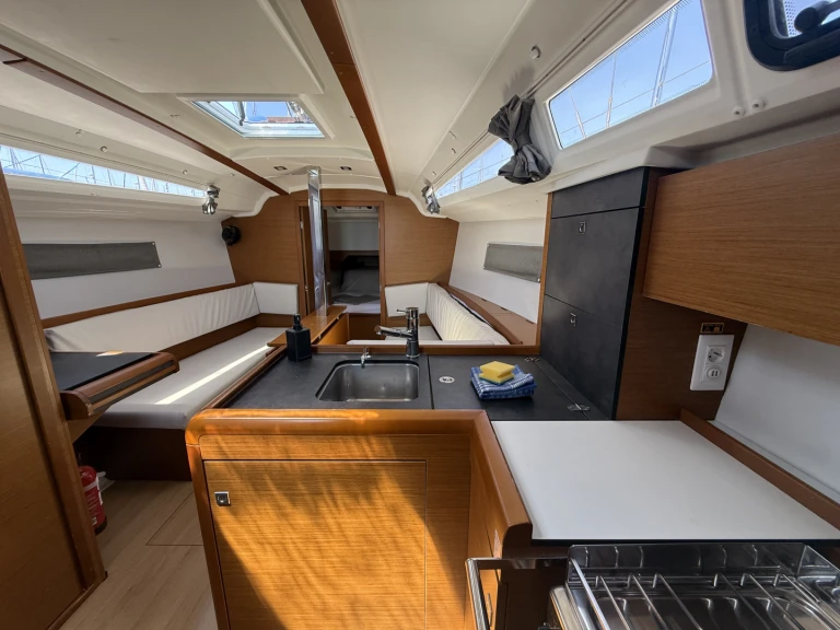 Sailboat to hire Pula at the best price