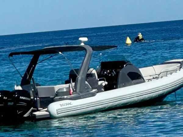 Charter a Zodiac Medline 9 in Saint-Raphaël on Samboat