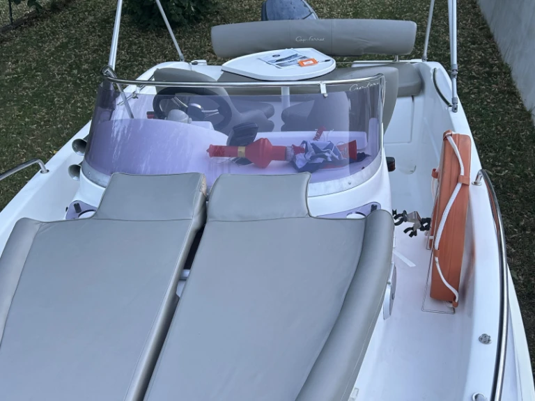 Hire Motorboat B2 Marine with a boat licence
