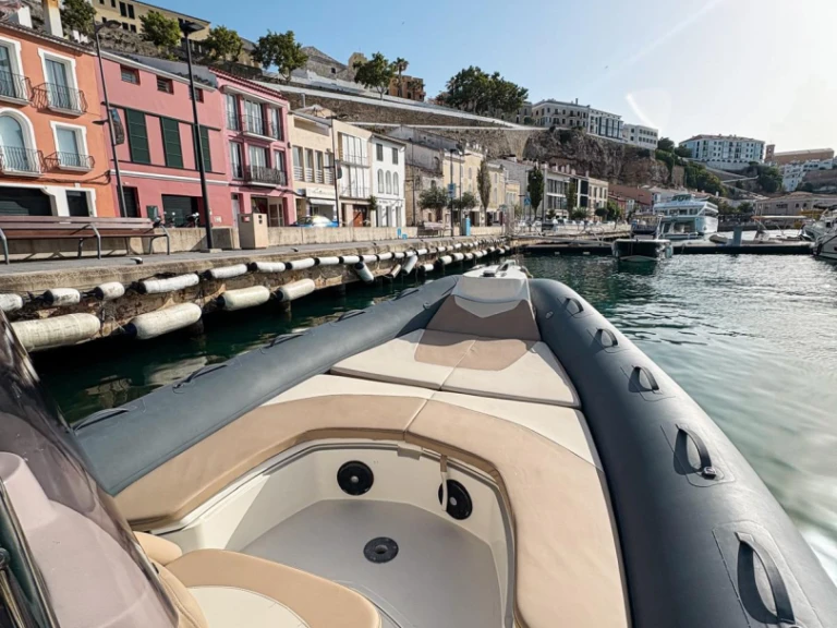 Hire RIB Bwa with a boat licence
