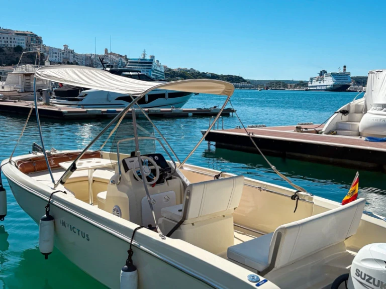Yacht hire Mahon Port cheap Invictus 190 FX