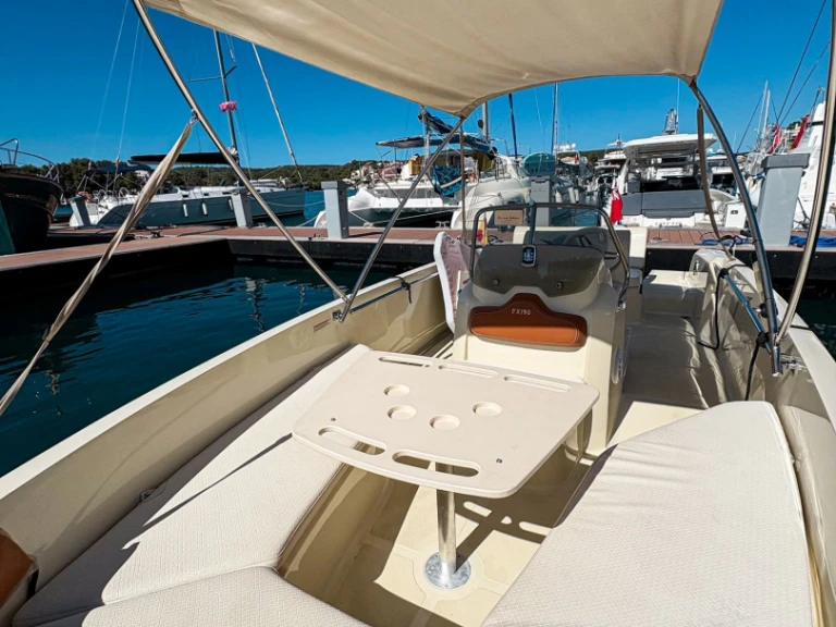 Charter a Invictus  Invictus 190 FX in Mahon Port on Samboat
