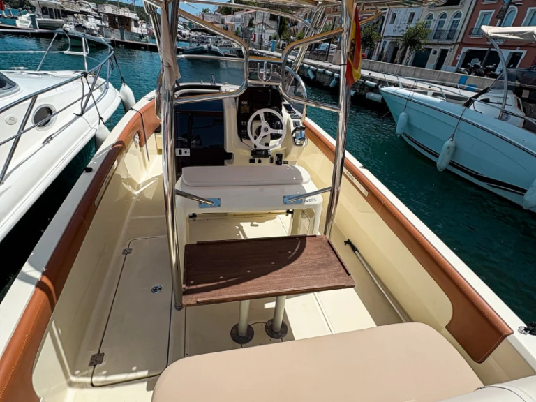 Yacht hire Mahón cheap Invictus 240 FX