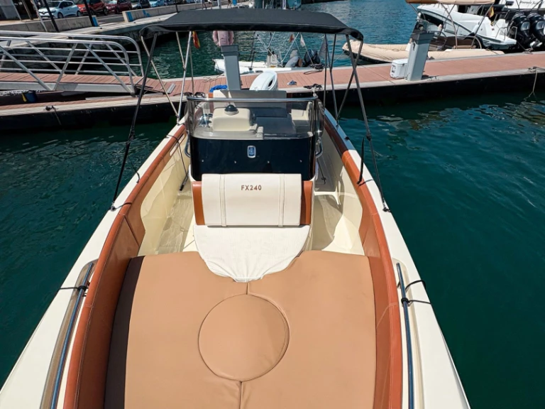 Yacht hire Mahón cheap Invictus 240 FX