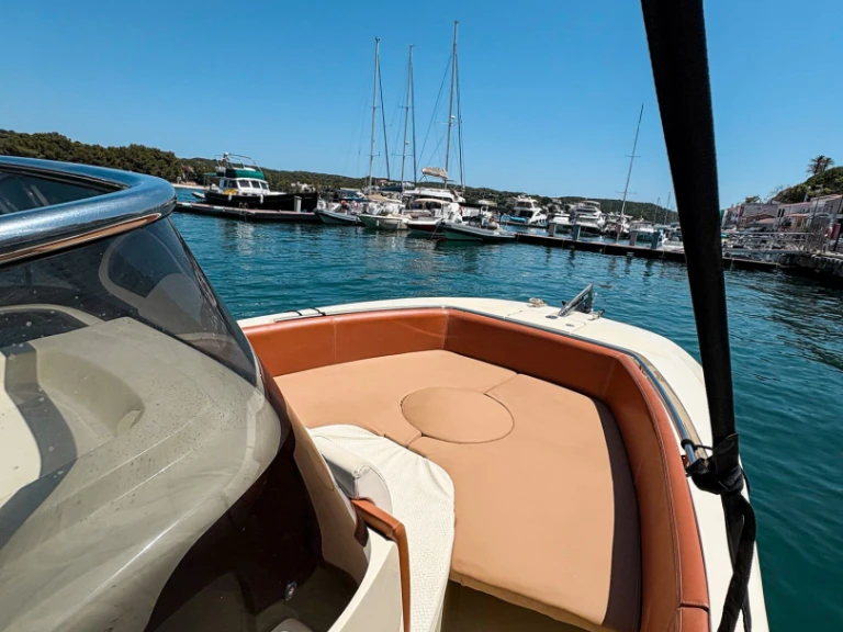 Hire Motorboat Invictus  with a boat licence