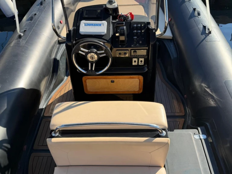 Hire RIB Capelli with a boat licence