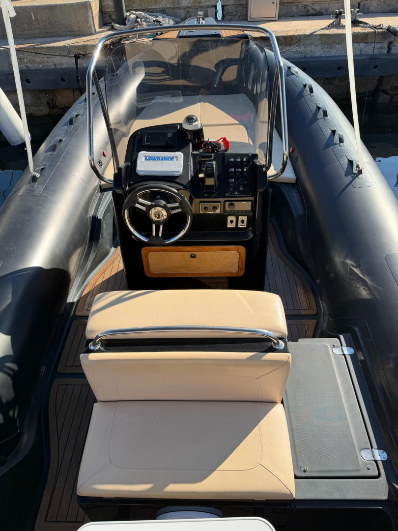 Hire RIB Capelli with a boat licence